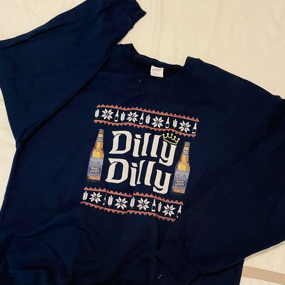 GILDAN “Dilly Dilly” Bud Light Sweatshirt - Picture 4 of 8